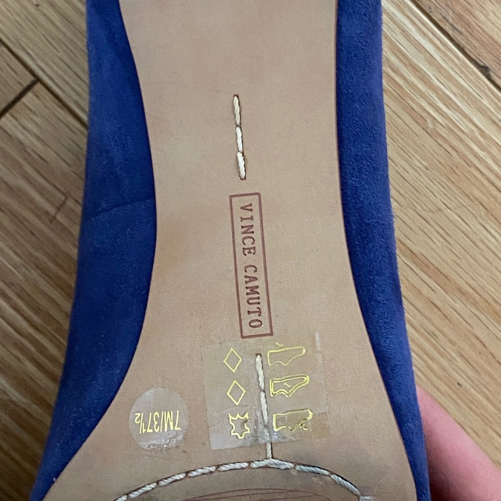 Vince Camuto Deep Blue True Suede Savilla Pumps - Women’s size 7M - Picture 3 of 3